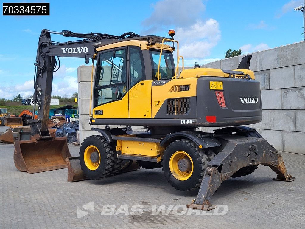 Volvo EW140 D Outriggers + Blade