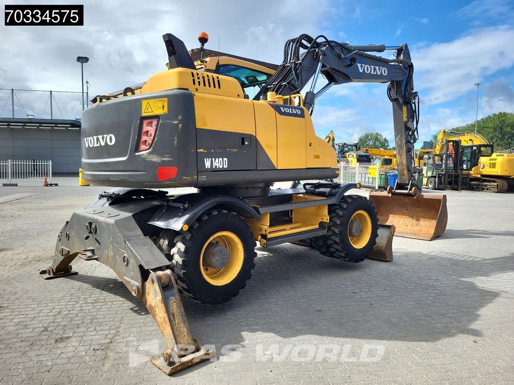 Volvo EW140 D Outriggers + Blade