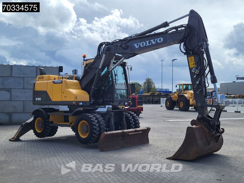 Volvo EW140 D Outriggers + Blade