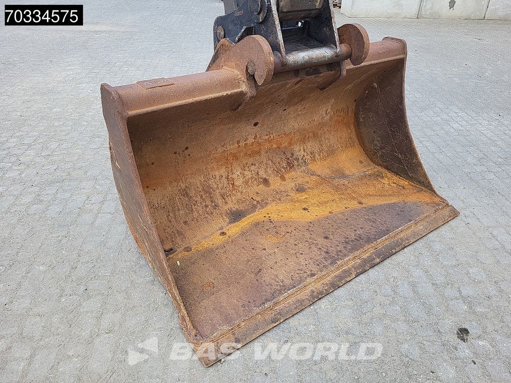 Volvo EW140 D Outriggers + Blade