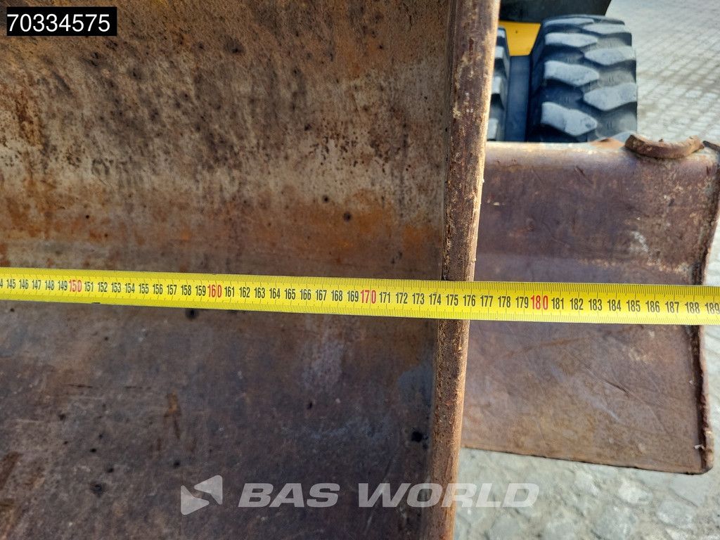 Volvo EW140 D Outriggers + Blade