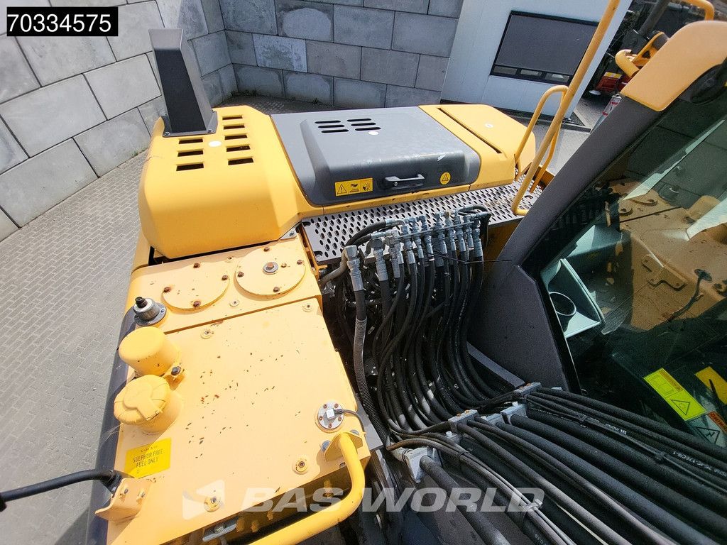Volvo EW140 D Outriggers + Blade
