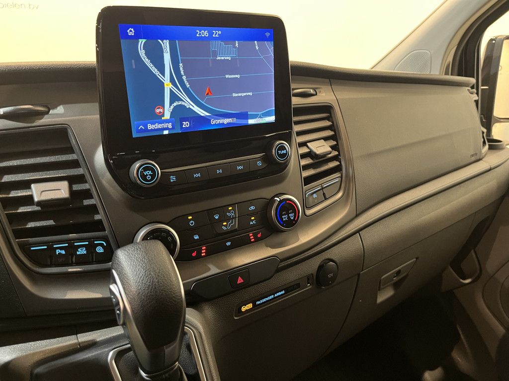 Ford Transit Custom 300 2.0 TDCI L1H1 Trend 130 PK Automaat / Euro 6 / Schuifdeur L + R / Airco / CarPlay / Cruise Control Adap. / Trekhaak / Xenon / Navigatie / 3-Zits / 27.300 KM !!