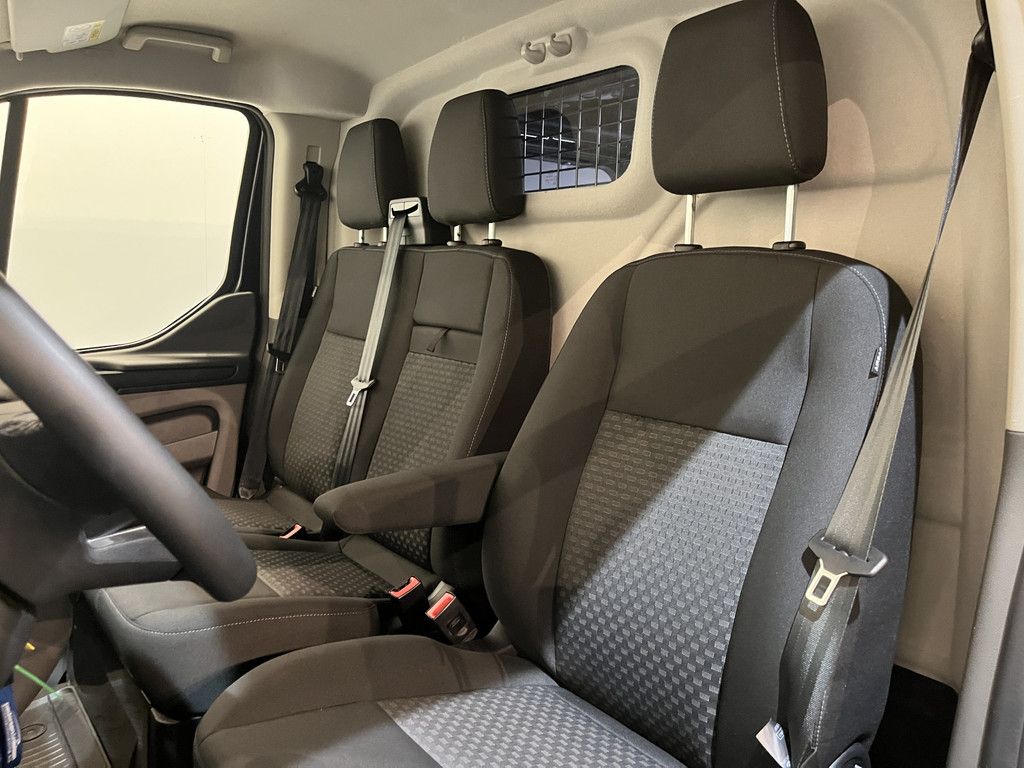 Ford Transit Custom 300 2.0 TDCI L1H1 Trend 130 PK Automaat / Euro 6 / Schuifdeur L + R / Airco / CarPlay / Cruise Control Adap. / Trekhaak / Xenon / Navigatie / 3-Zits / 27.300 KM !!