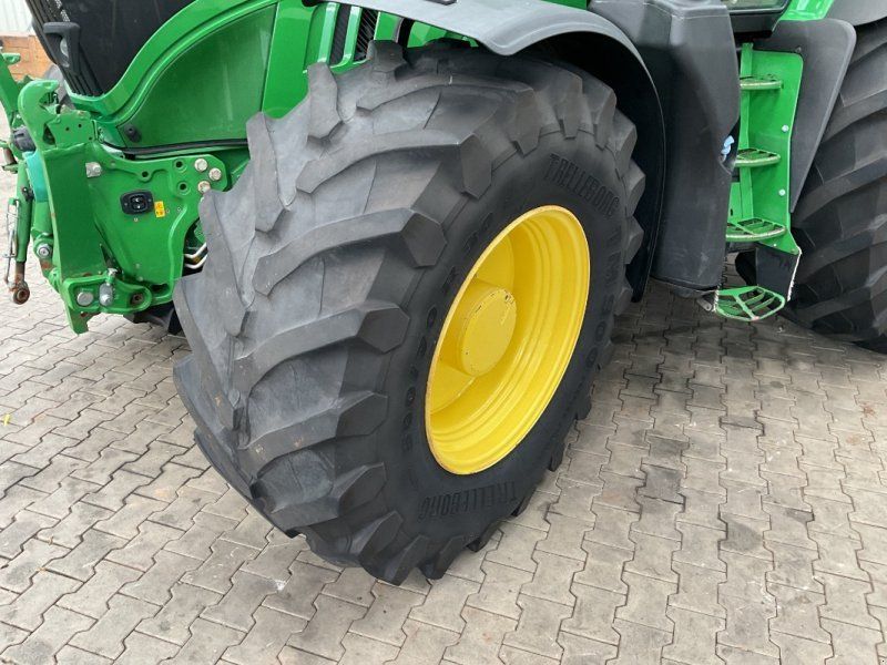 John Deere 6215R