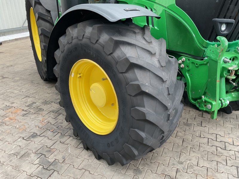 John Deere 6215R