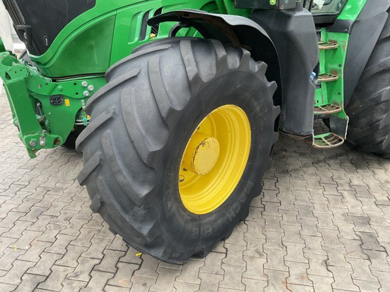 John Deere 6215R