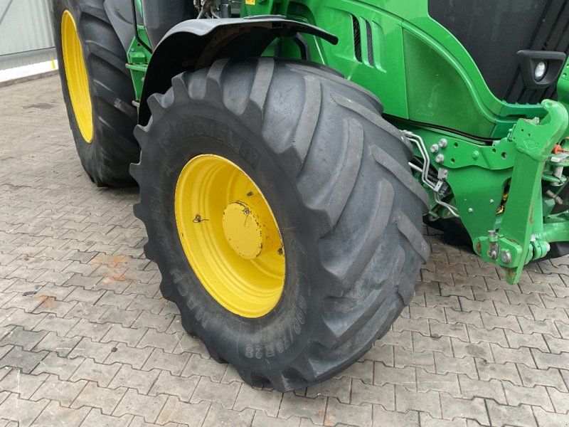 John Deere 6215R