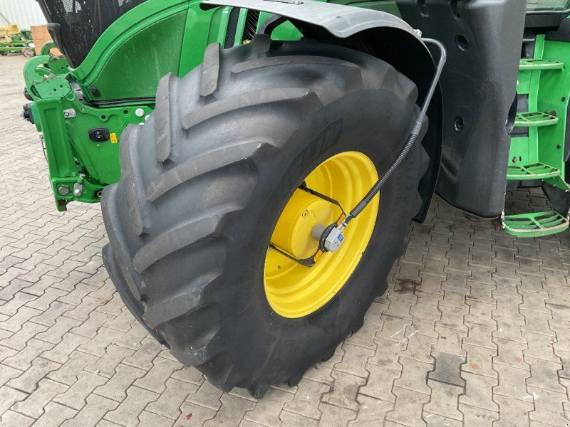 John Deere 6215R