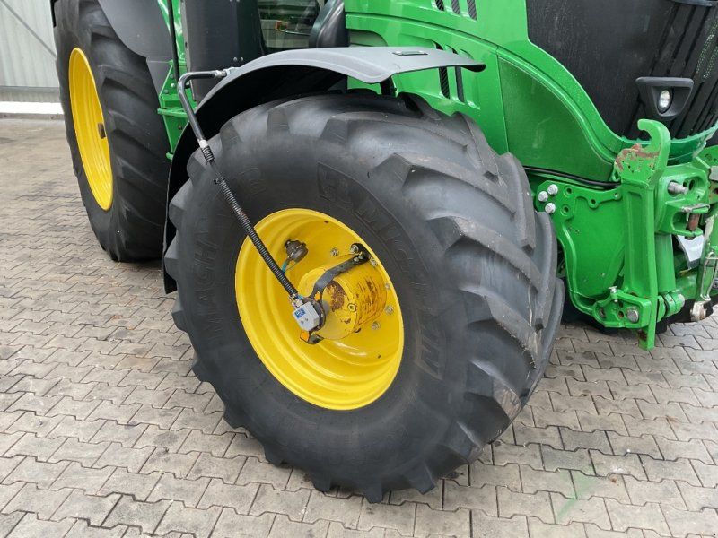 John Deere 6215R