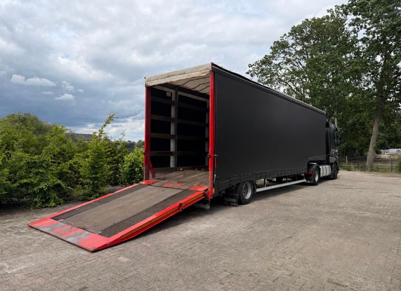 Nooteboom Semi dieplader machine transport laadklep