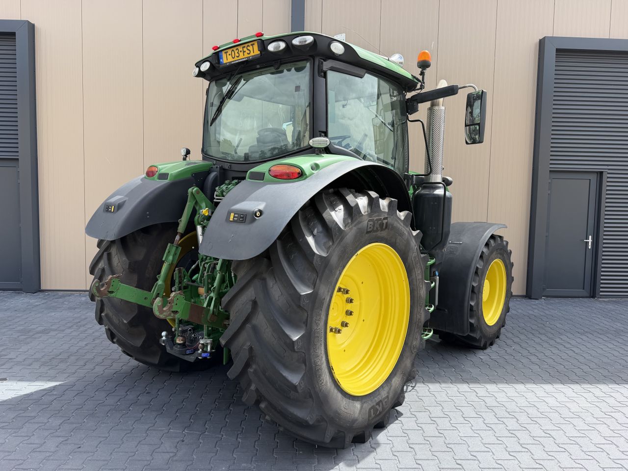 John Deere 6215R AP