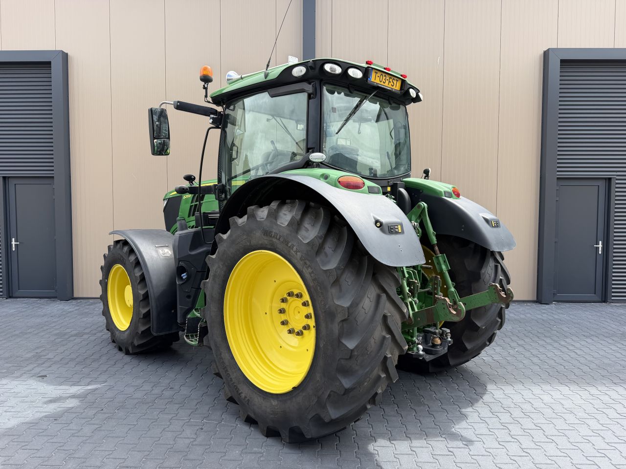 John Deere 6215R AP