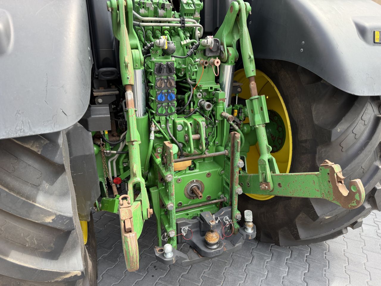 John Deere 6215R AP