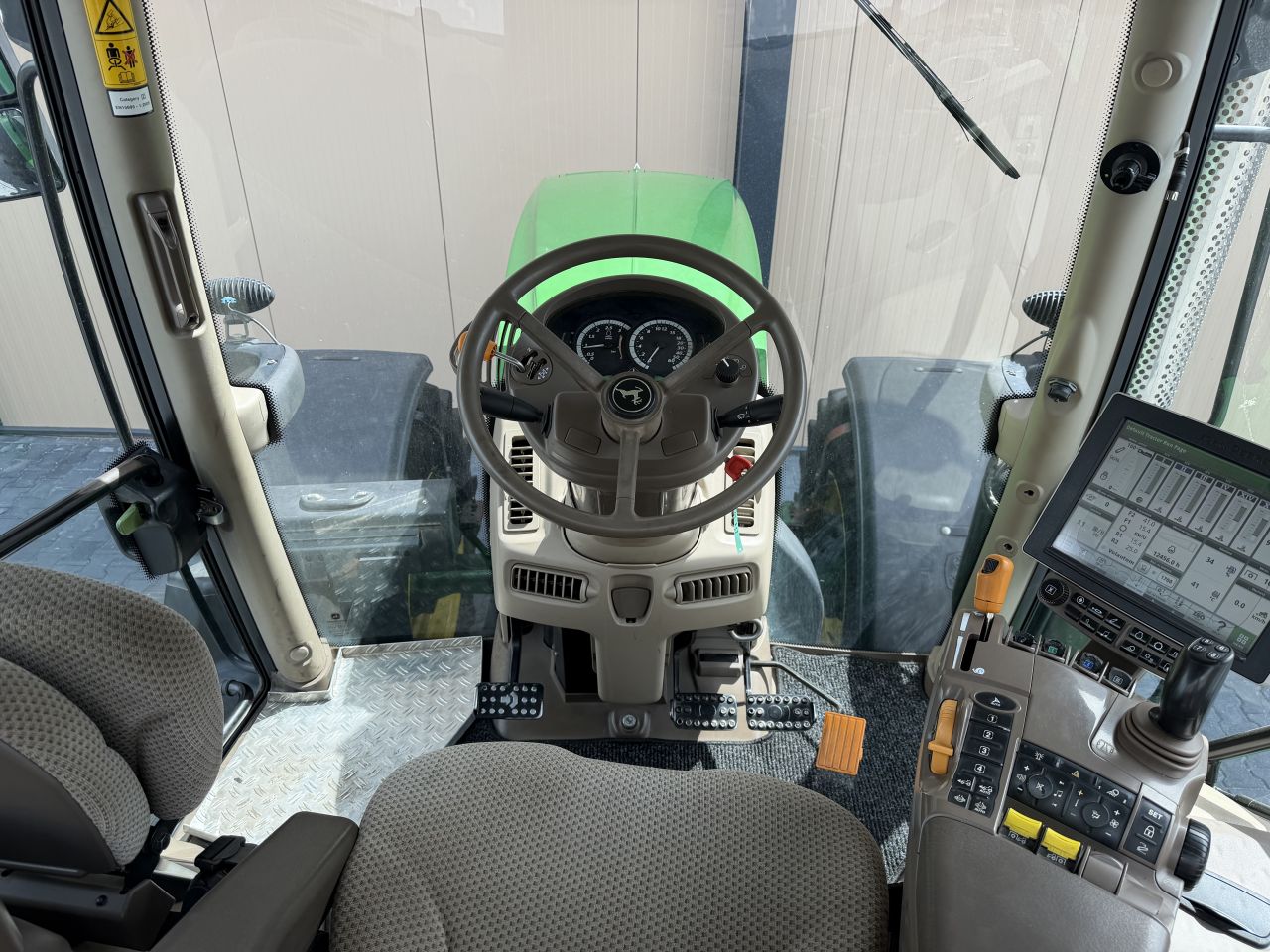John Deere 6215R AP
