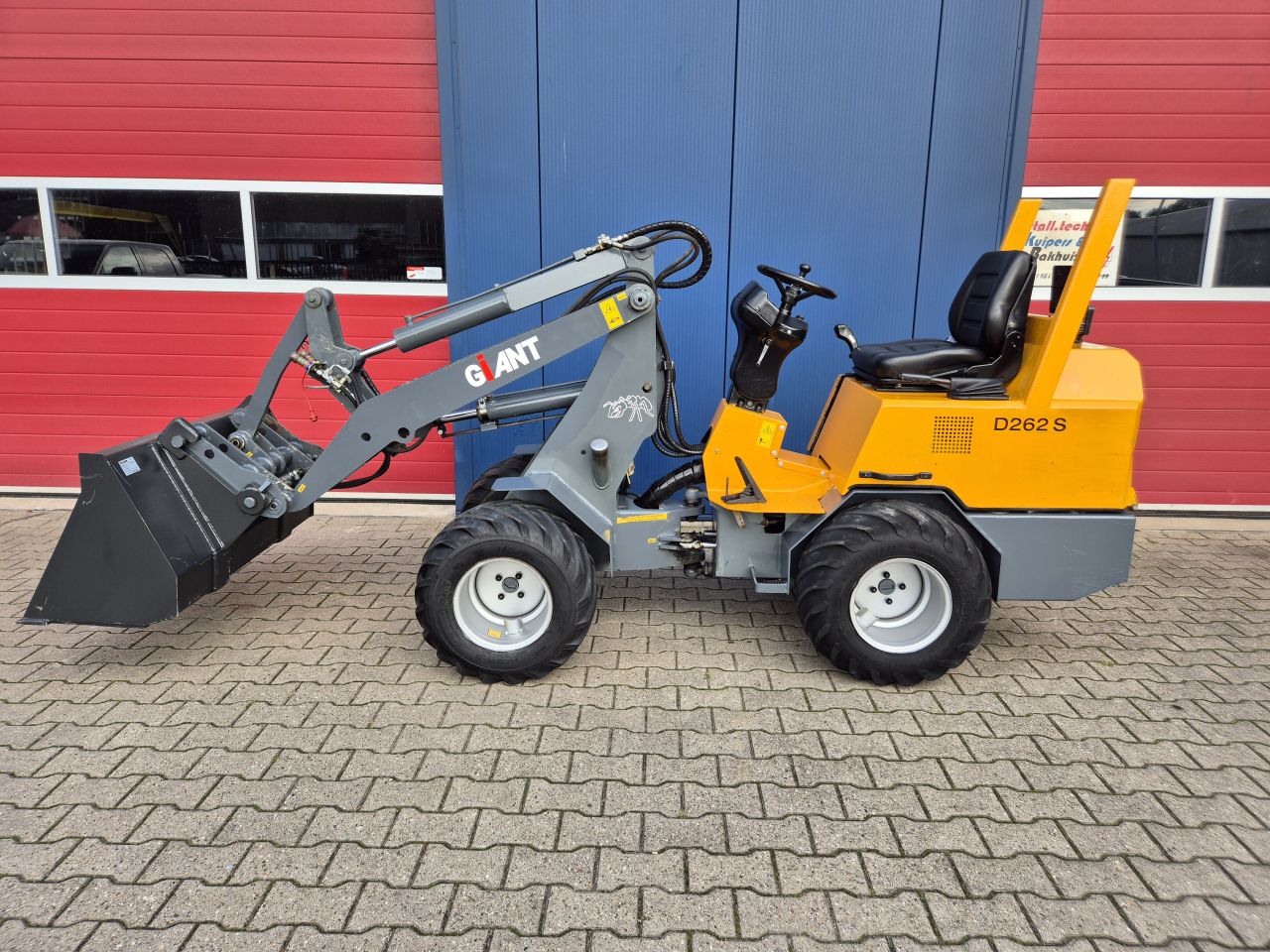 GIANT D262S SHOVEL BOUWJAAR 2007 MET KENTEKEN