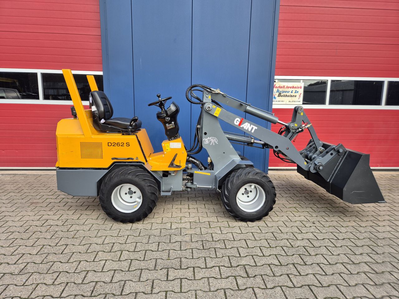 GIANT D262S SHOVEL BOUWJAAR 2007 MET KENTEKEN