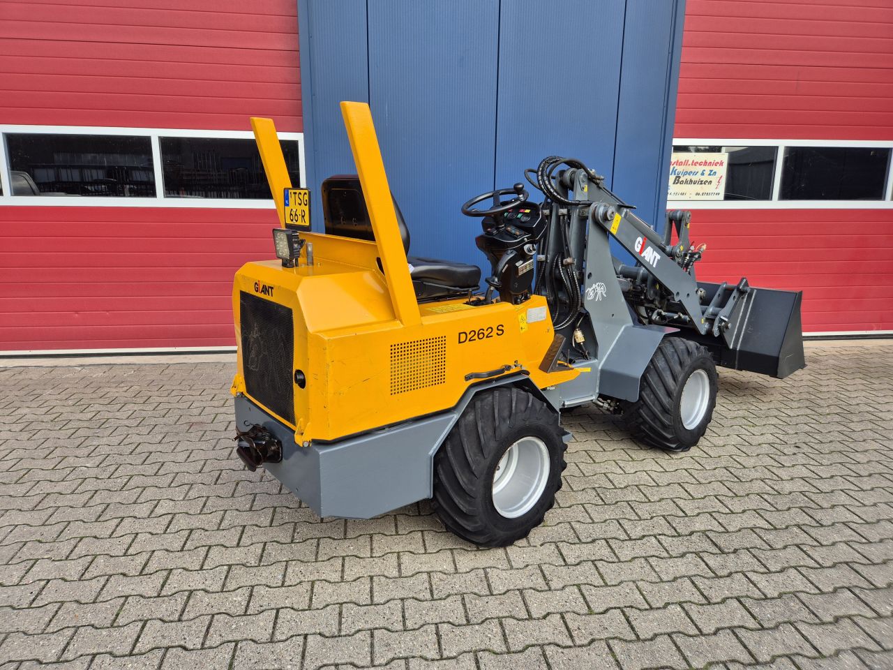 GIANT D262S SHOVEL BOUWJAAR 2007 MET KENTEKEN