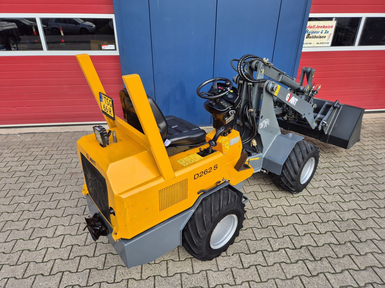 GIANT D262S SHOVEL BOUWJAAR 2007 MET KENTEKEN