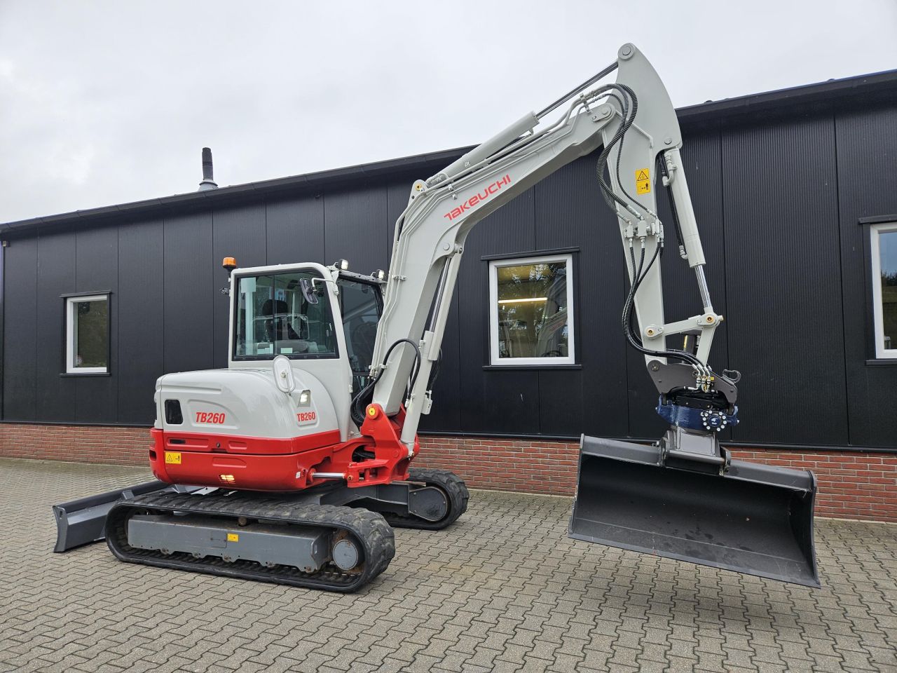 Takeuchi TB260 stage V met nieuw draaikantelstuk
