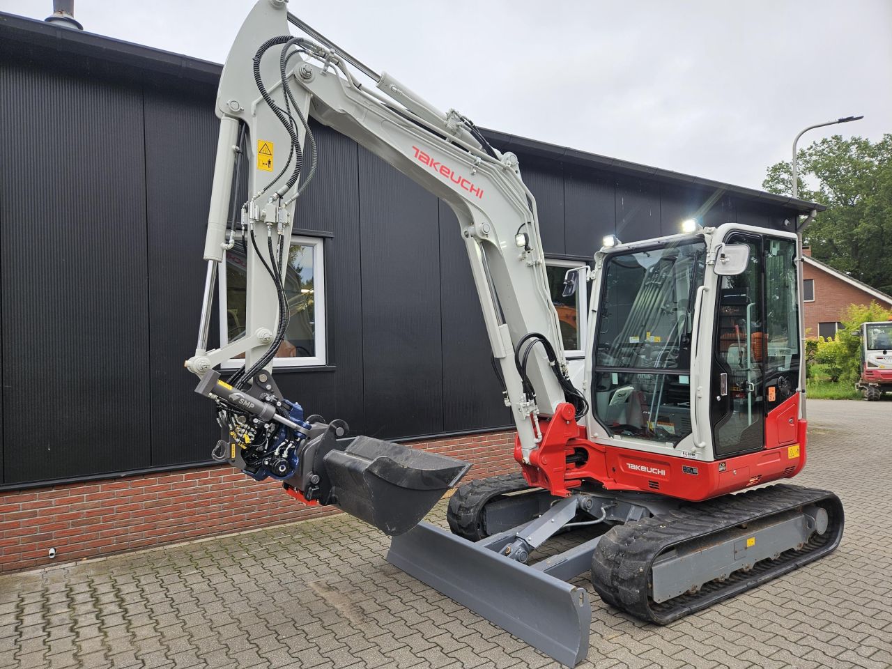 Takeuchi TB260 stage V met nieuw draaikantelstuk