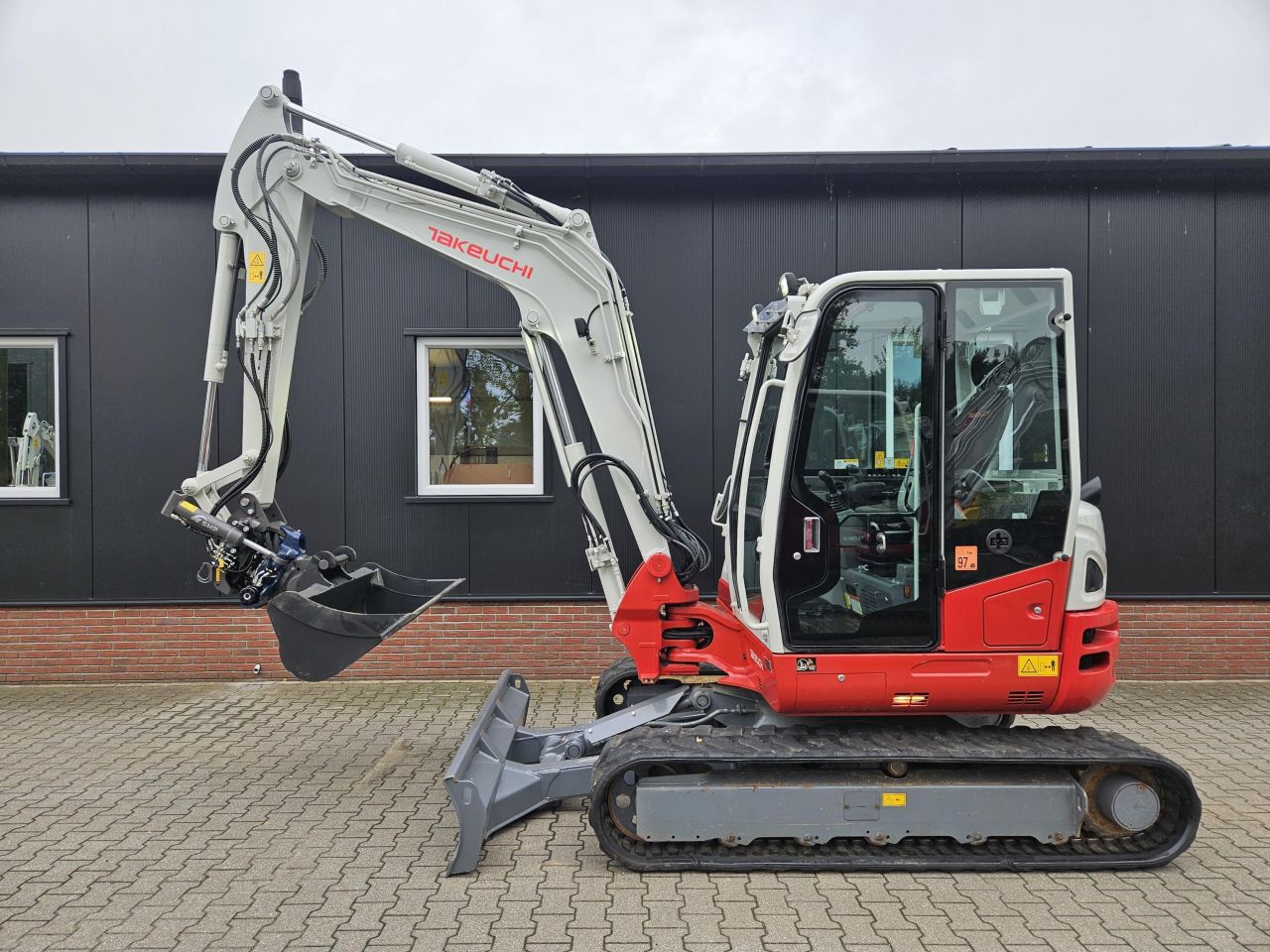 Takeuchi TB260 stage V met nieuw draaikantelstuk