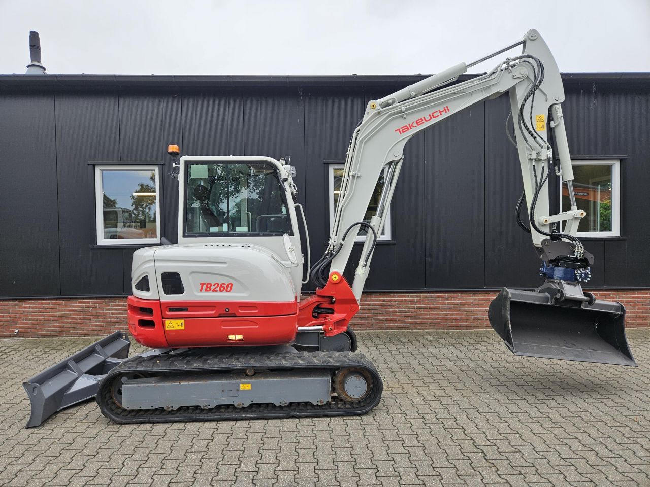 Takeuchi TB260 stage V met nieuw draaikantelstuk