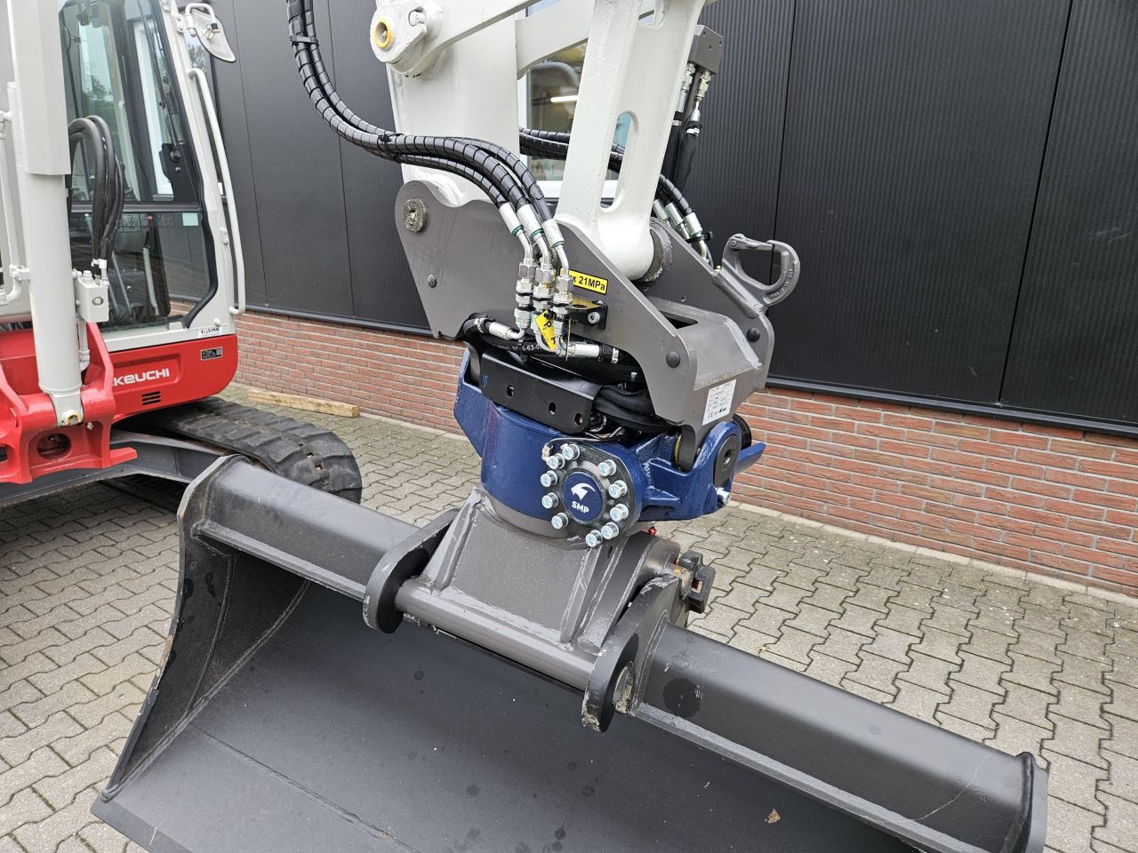 Takeuchi TB260 stage V met nieuw draaikantelstuk