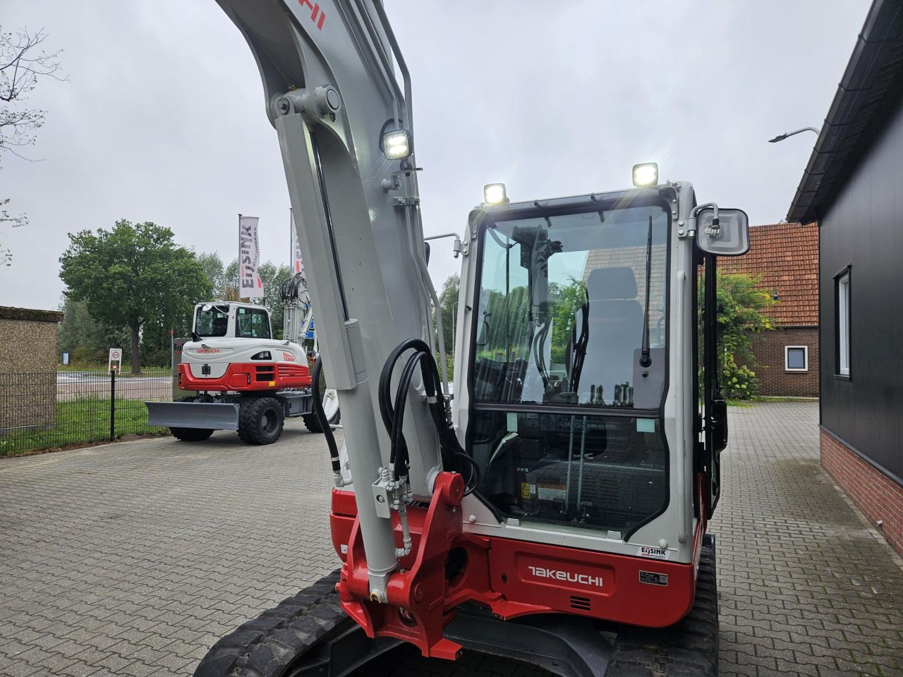 Takeuchi TB260 stage V met nieuw draaikantelstuk