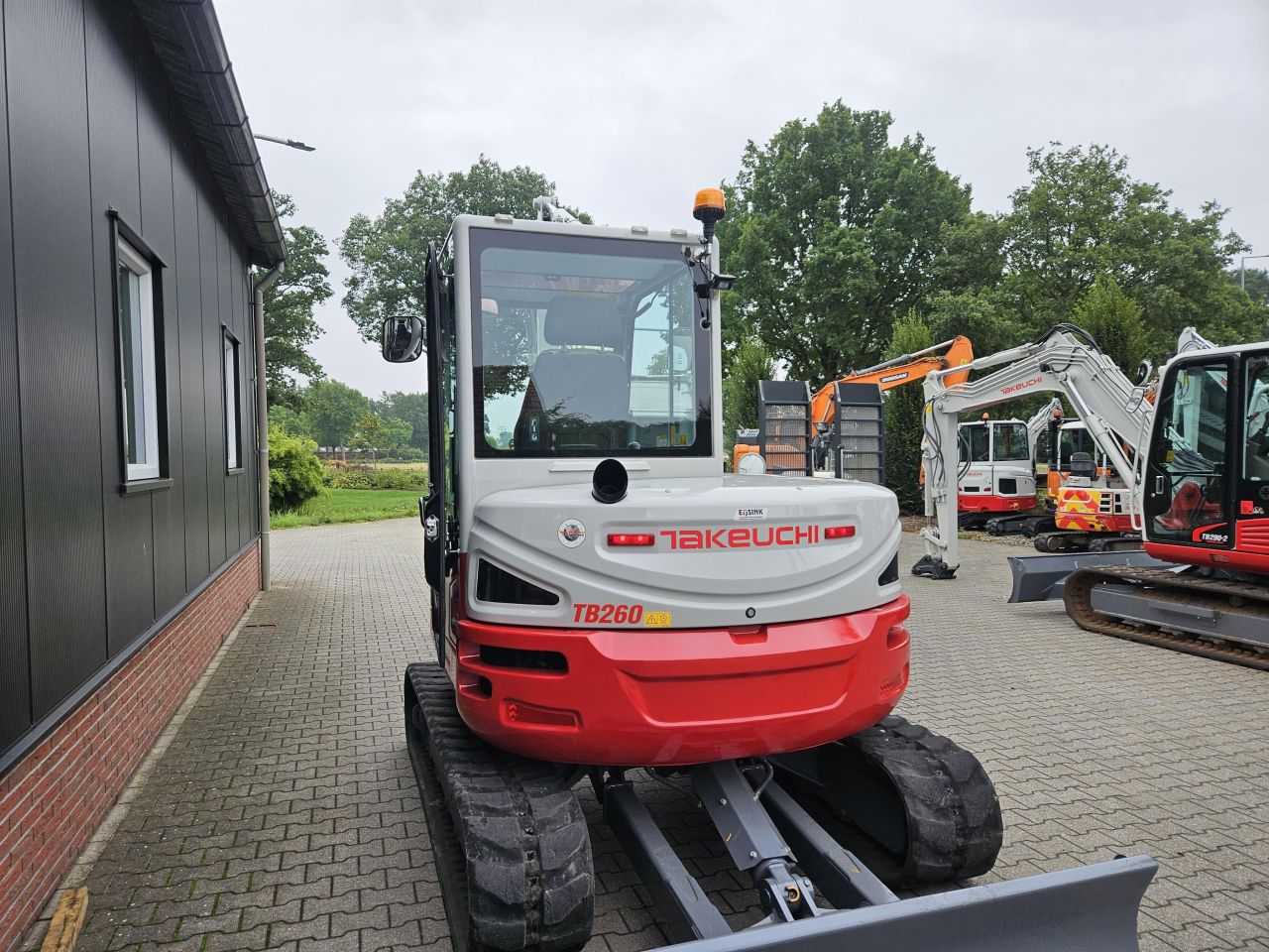 Takeuchi TB260 stage V met nieuw draaikantelstuk