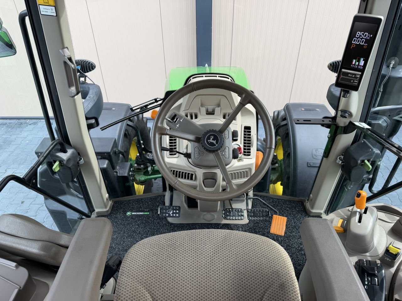 John Deere 6120M AP