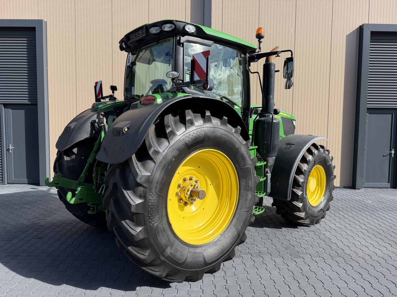 John Deere 6215R AP