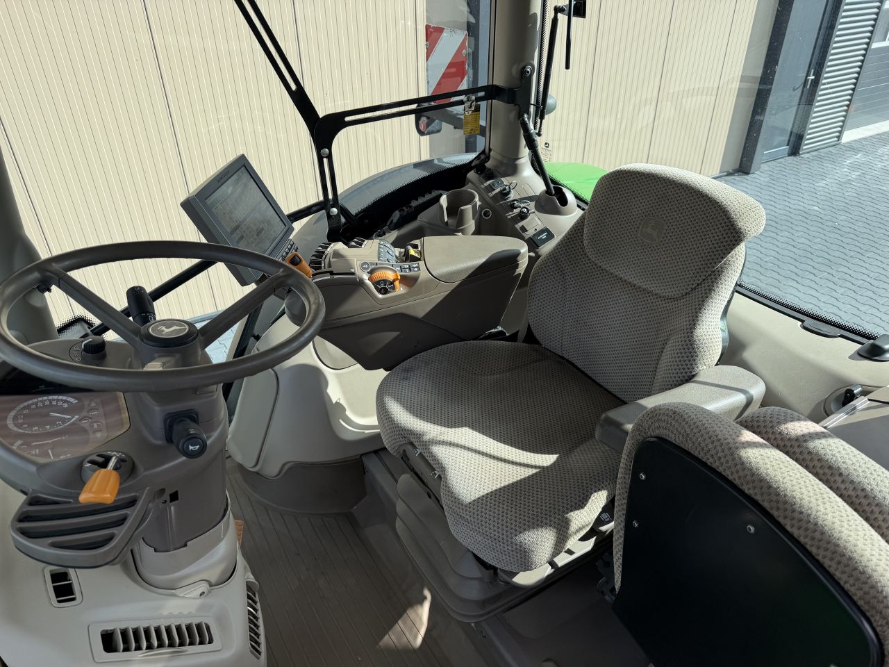 John Deere 6215R AP