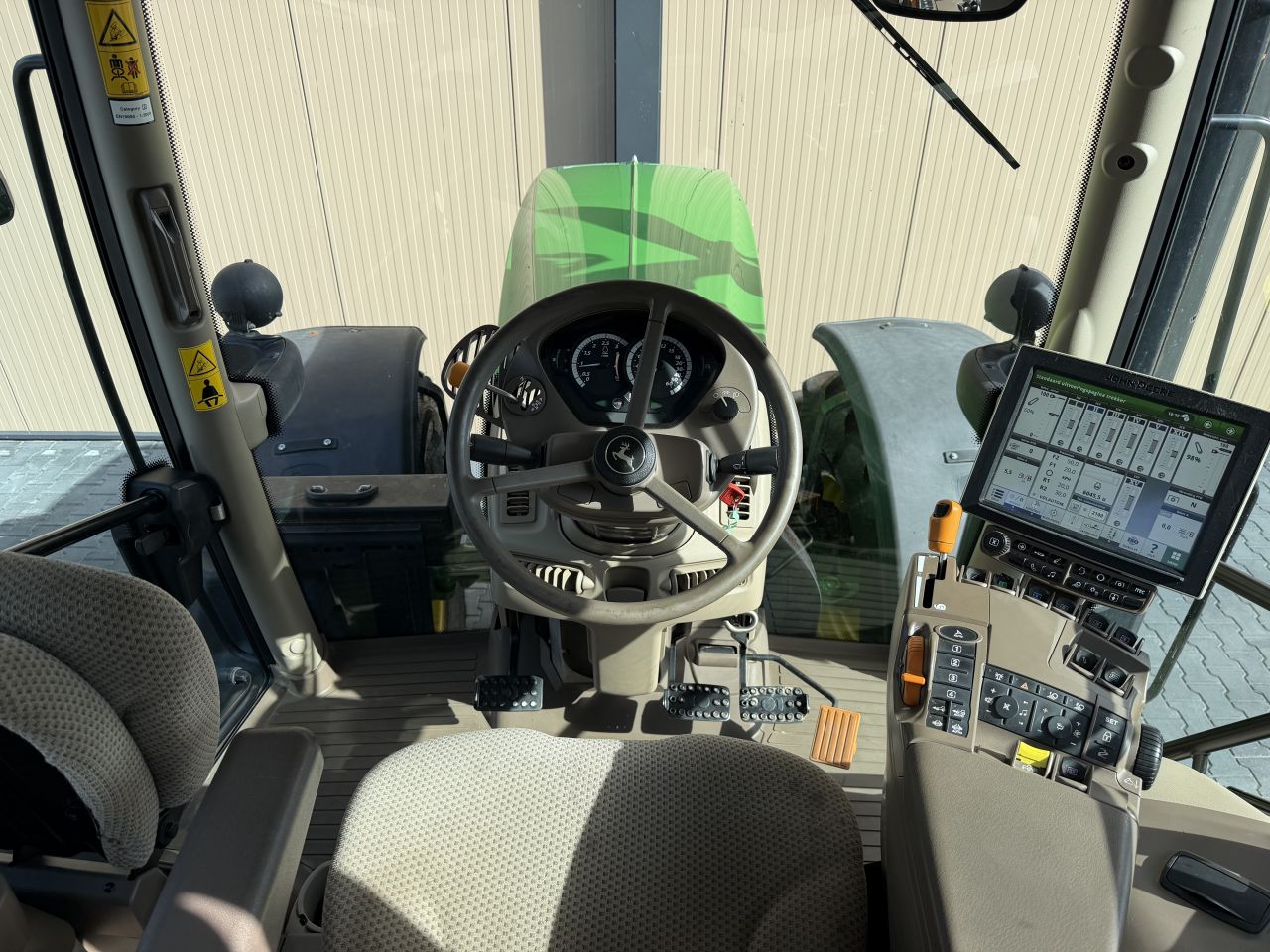 John Deere 6215R AP
