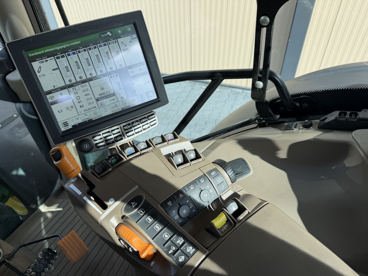 John Deere 6215R AP