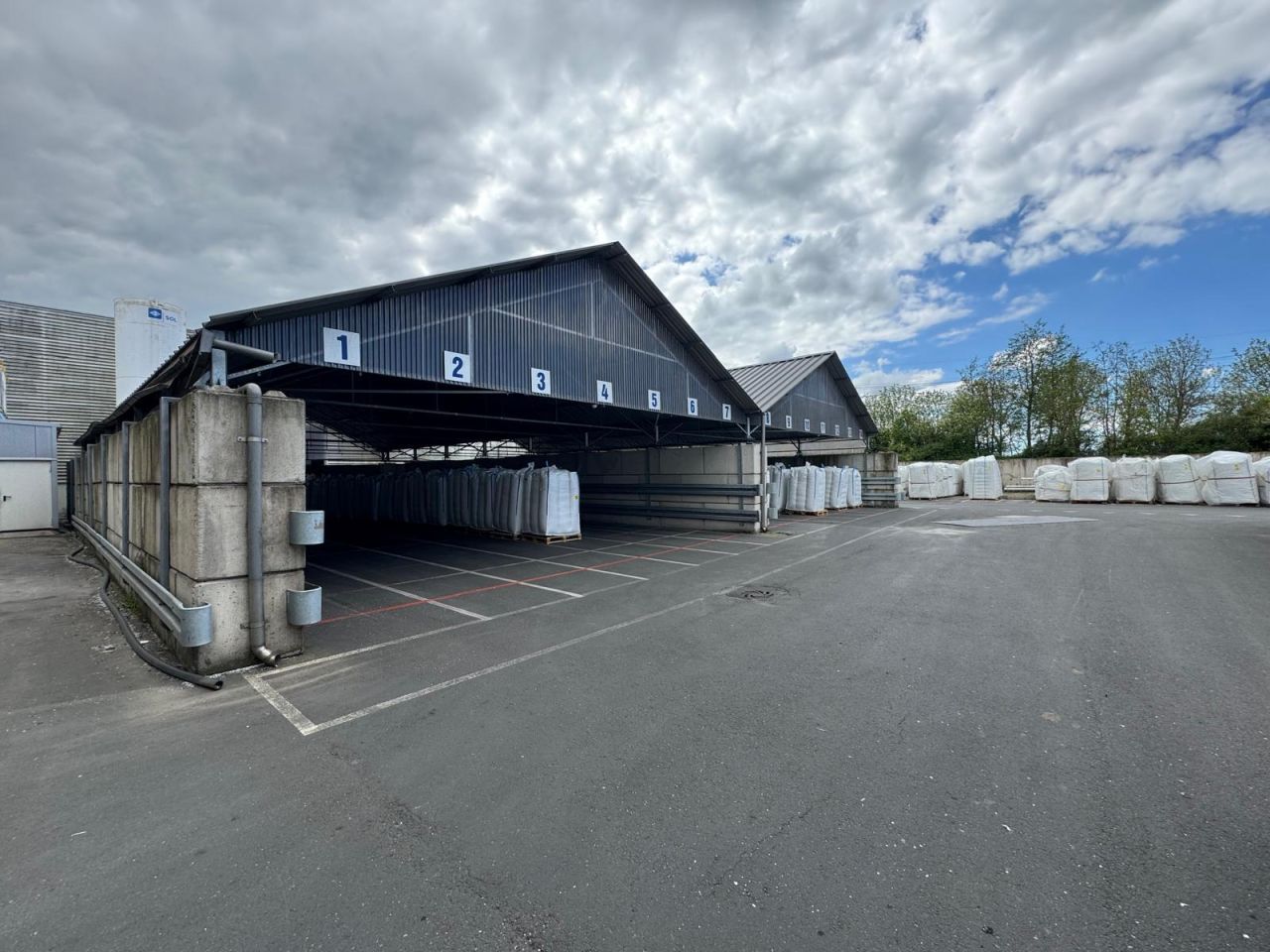 Overdekte sleufsilo loods