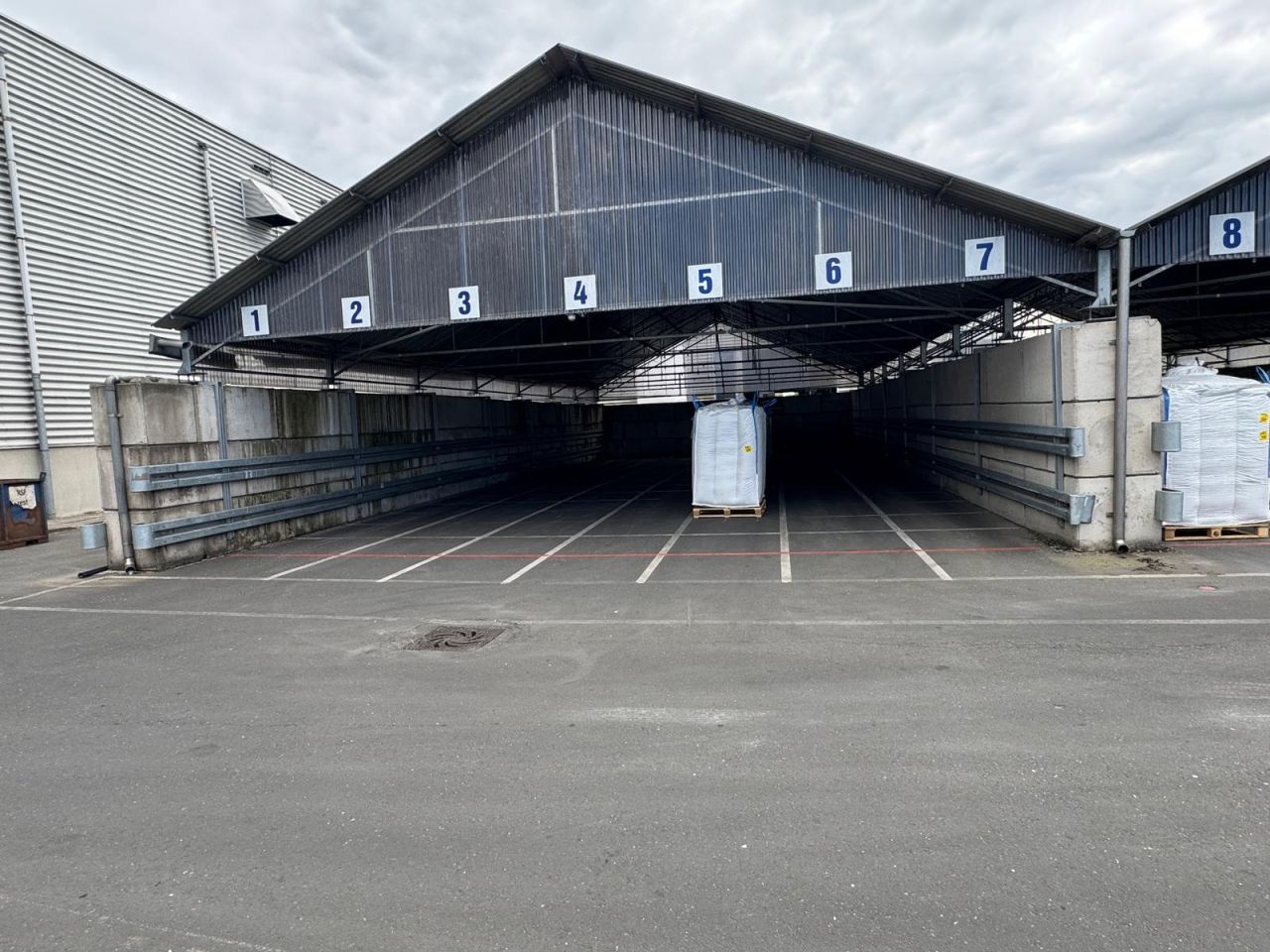 Overdekte sleufsilo loods