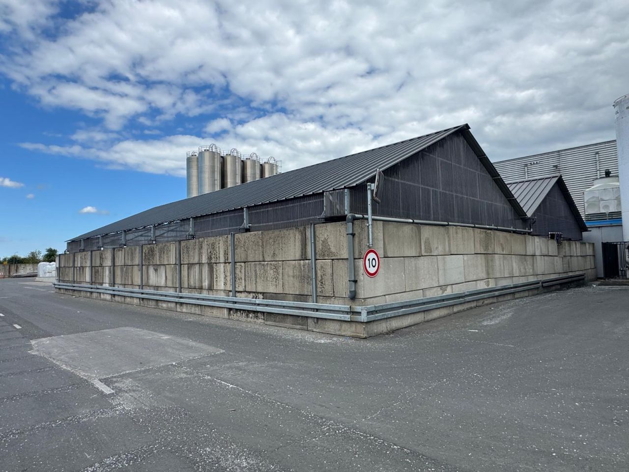 Overdekte sleufsilo loods
