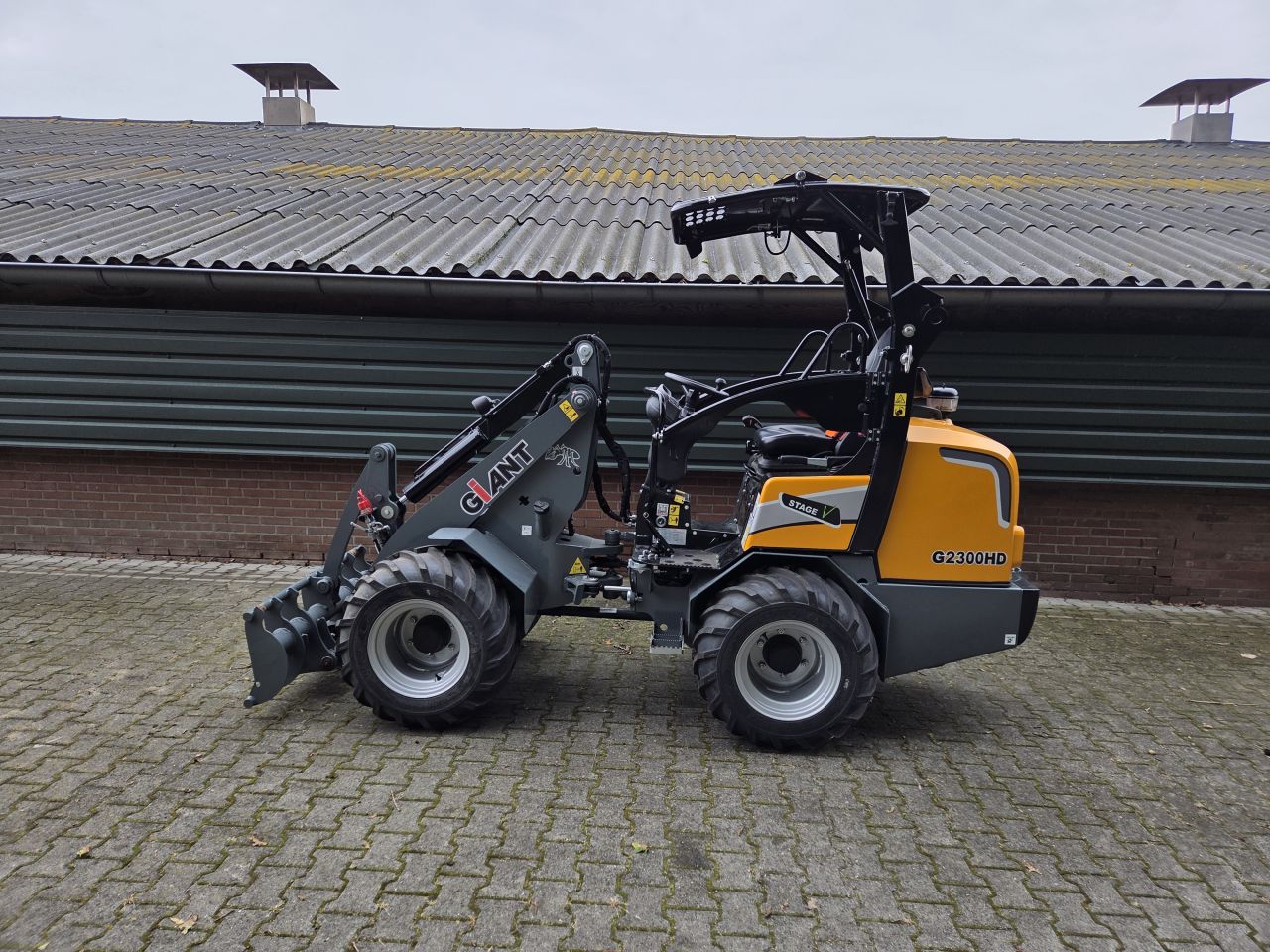 Giant shovel G2300HD met Euro aansluiting bj2025 1 uur
