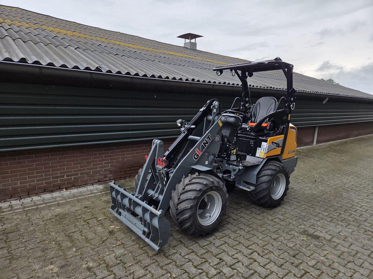 Giant shovel G2300HD met Euro aansluiting bj2025 1 uur