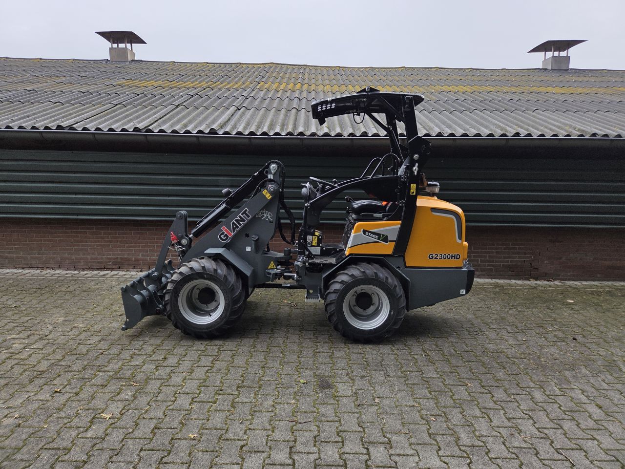 Giant shovel G2300HD met Euro aansluiting bj2025 1 uur