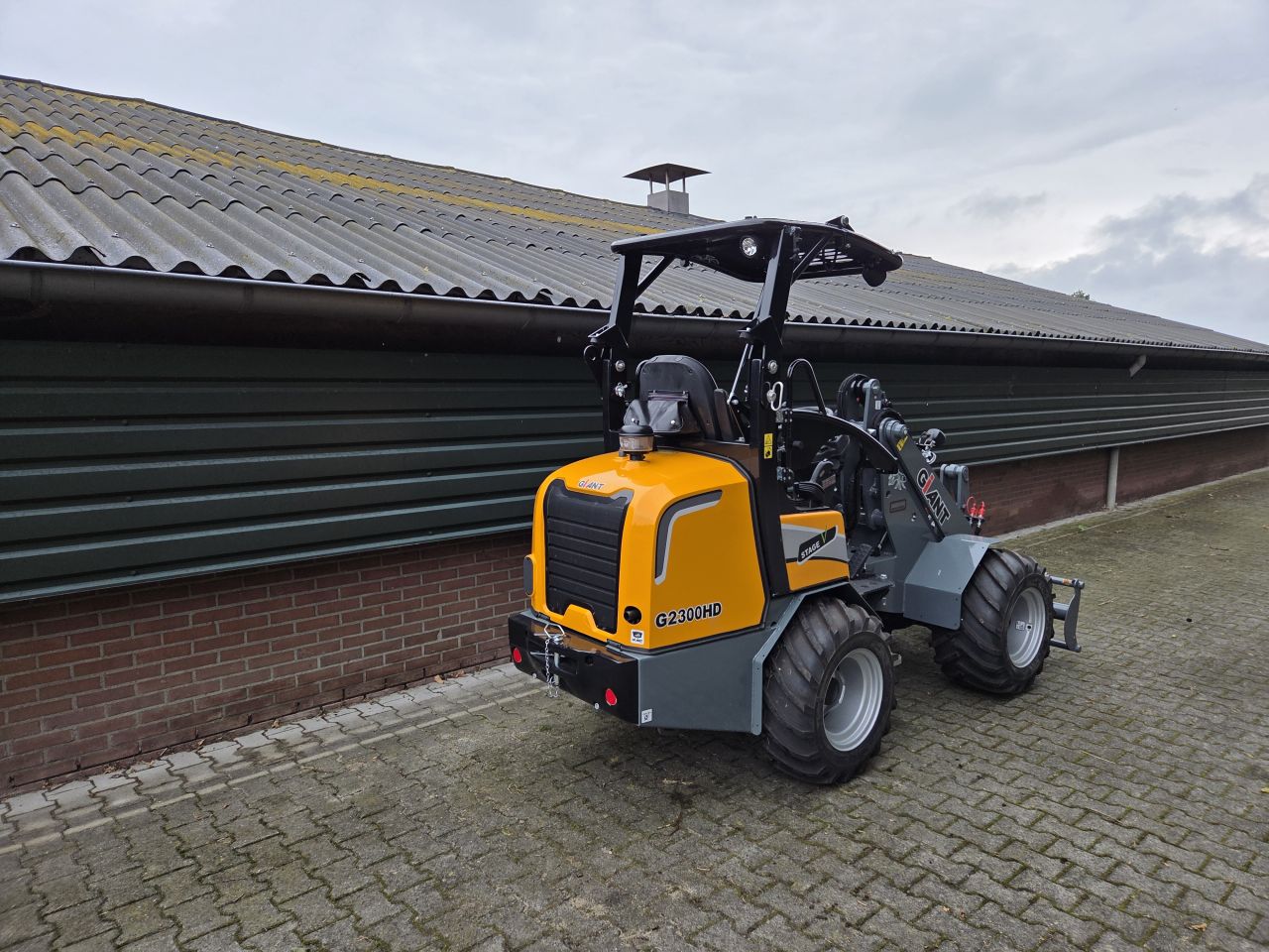 Giant shovel G2300HD met Euro aansluiting bj2025 1 uur
