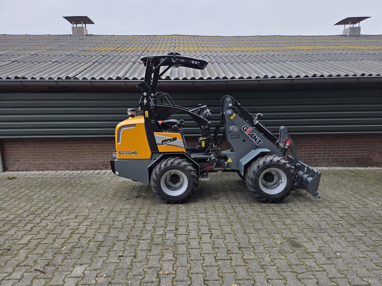 Giant shovel G2300HD met Euro aansluiting bj2025 1 uur