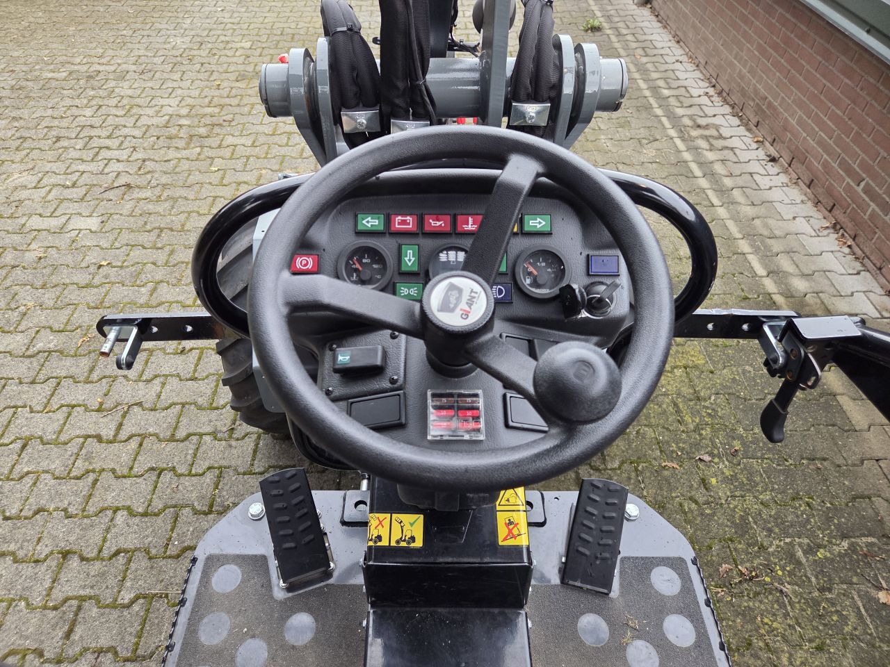 Giant shovel G2300HD met Euro aansluiting bj2025 1 uur