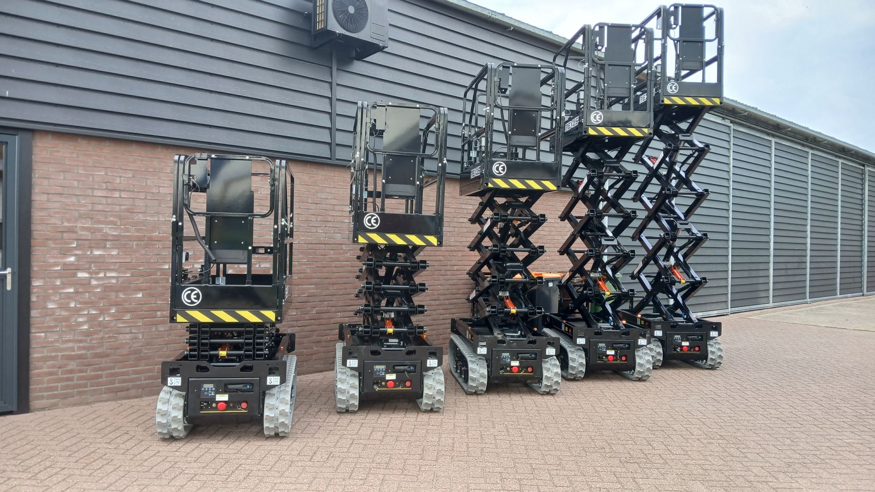 Elektrische Schaarhoogwerker 7.8m – Rups - Compact - Nieuw