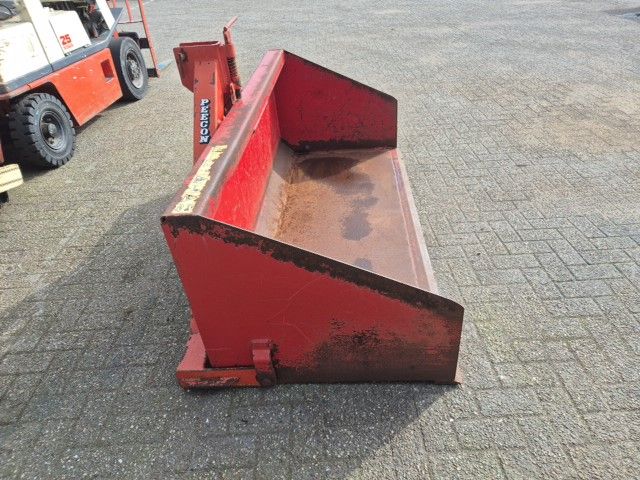 Peecon trekker grondbak 2 meter breed. Nieuwstaat.