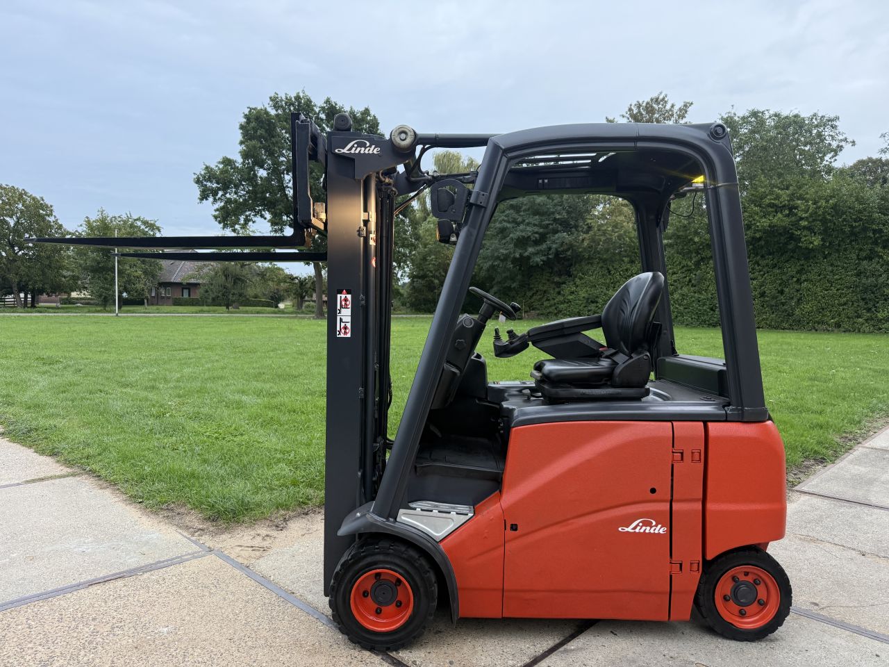 Linde 1800KG elektrisch 3-delig freelift Sideshift accu 2020