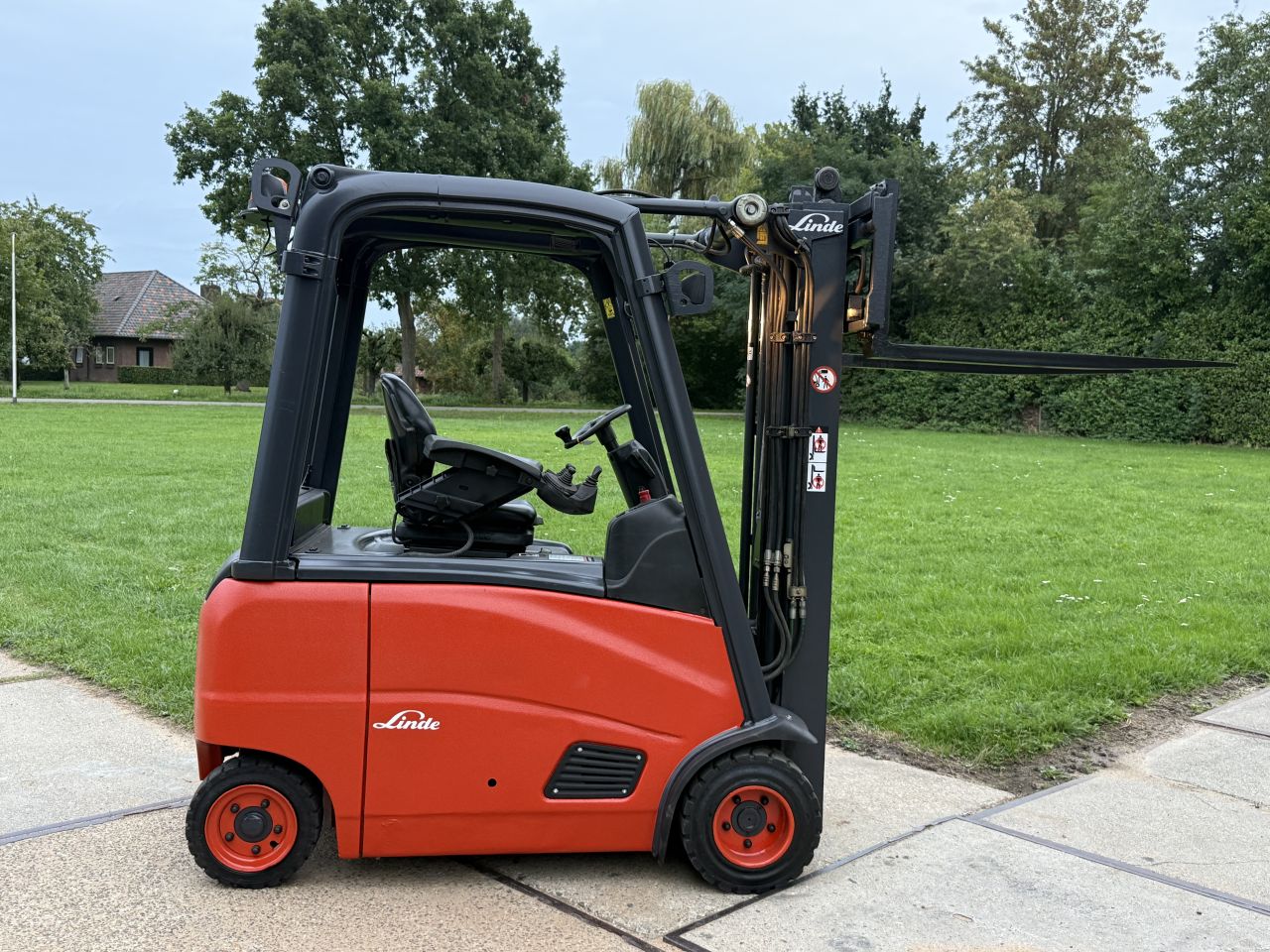 Linde 1800KG elektrisch 3-delig freelift Sideshift accu 2020