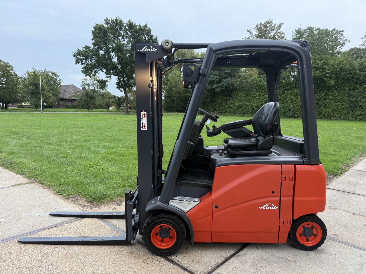 Linde 1800KG elektrisch 3-delig freelift Sideshift accu 2020