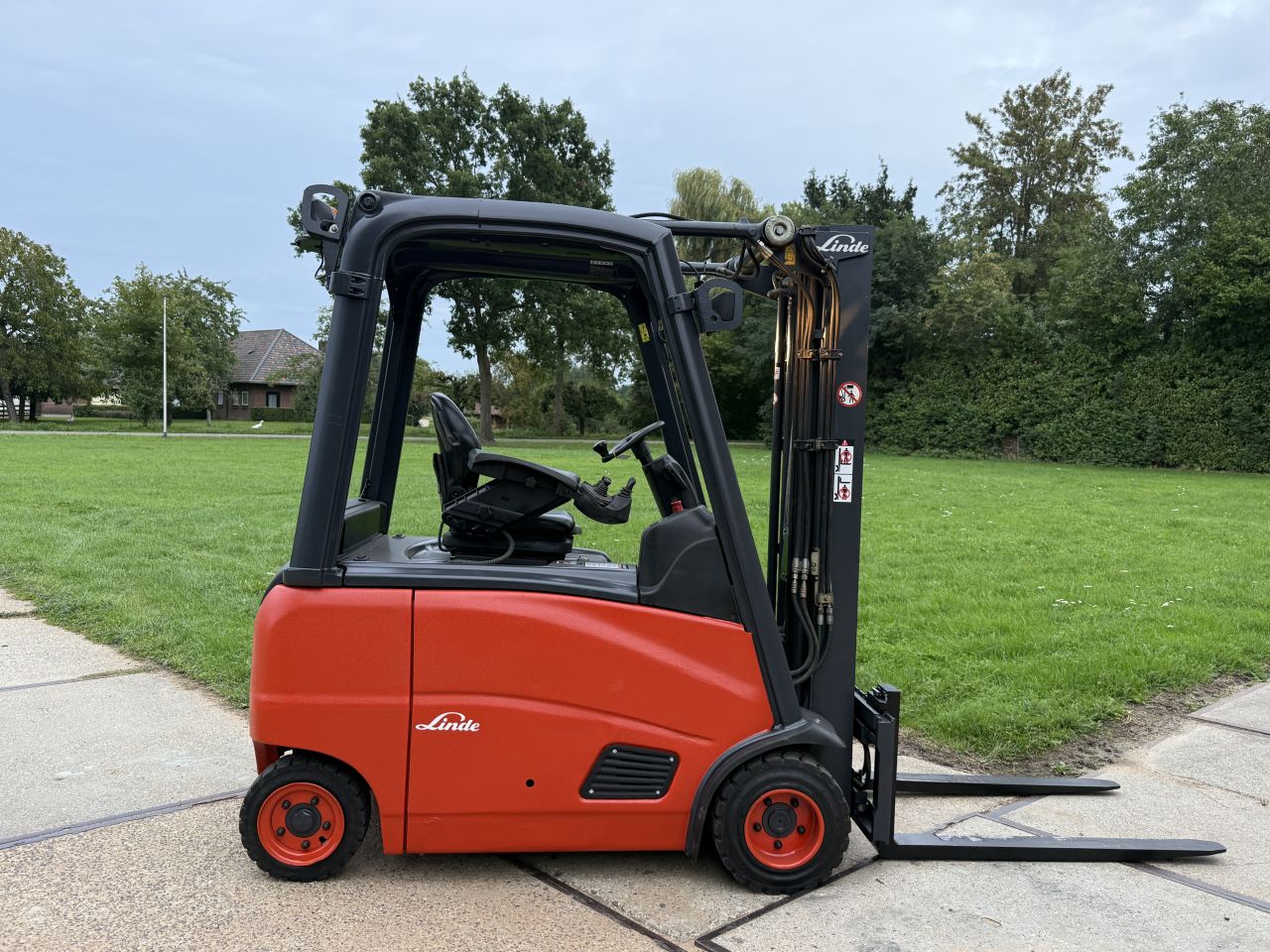 Linde 1800KG elektrisch 3-delig freelift Sideshift accu 2020